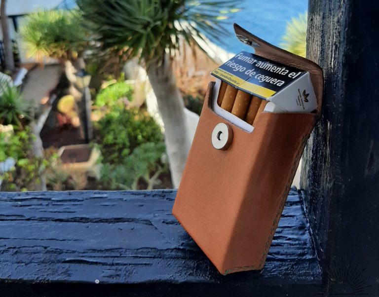 Tobacco leaf cigarette case