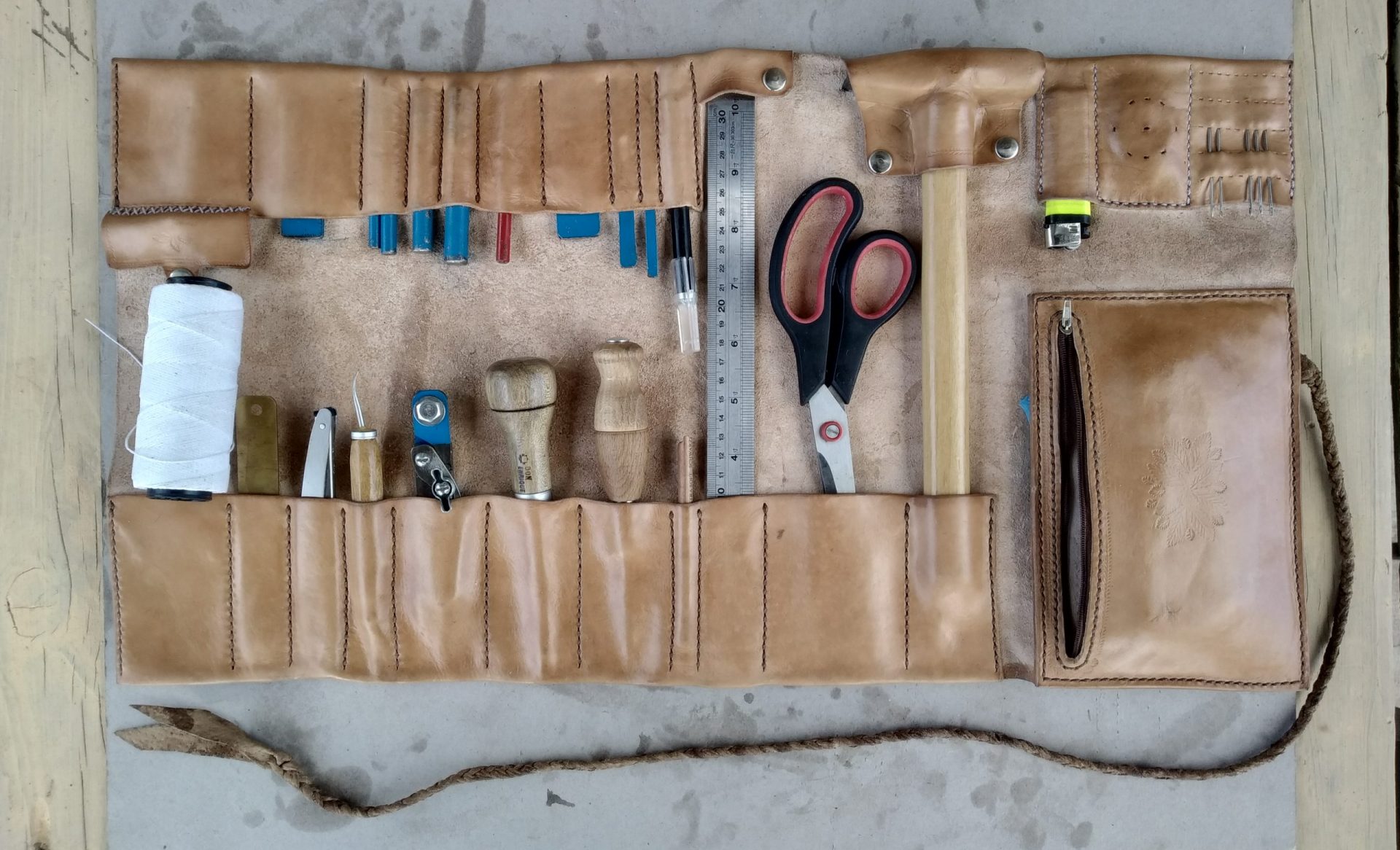 El rollo de herramientas de cuero engrasado vista desde el frente con todas las herramientas de marroquinería