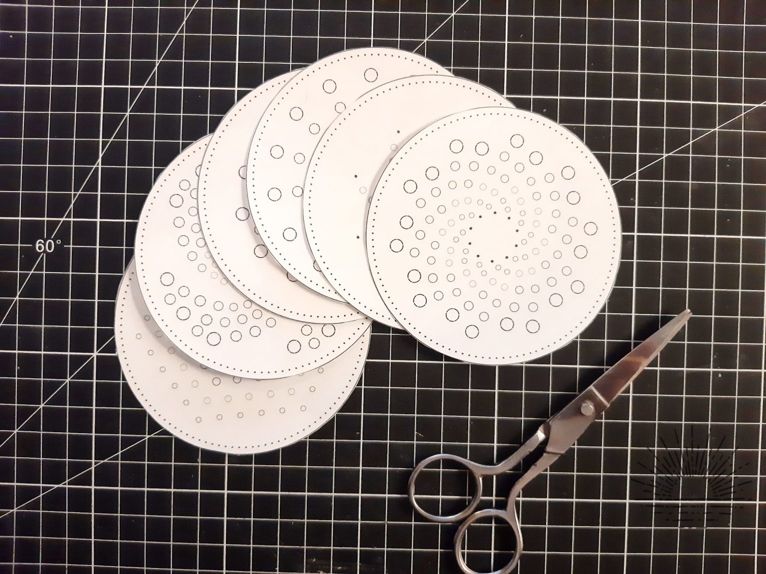6 leather coasters with punched dotted motifs Nomade Crafts&Dreams