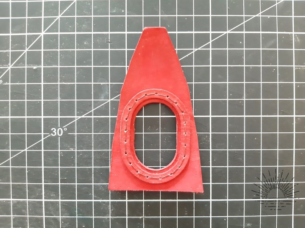 الباب مخيط على اللوحة