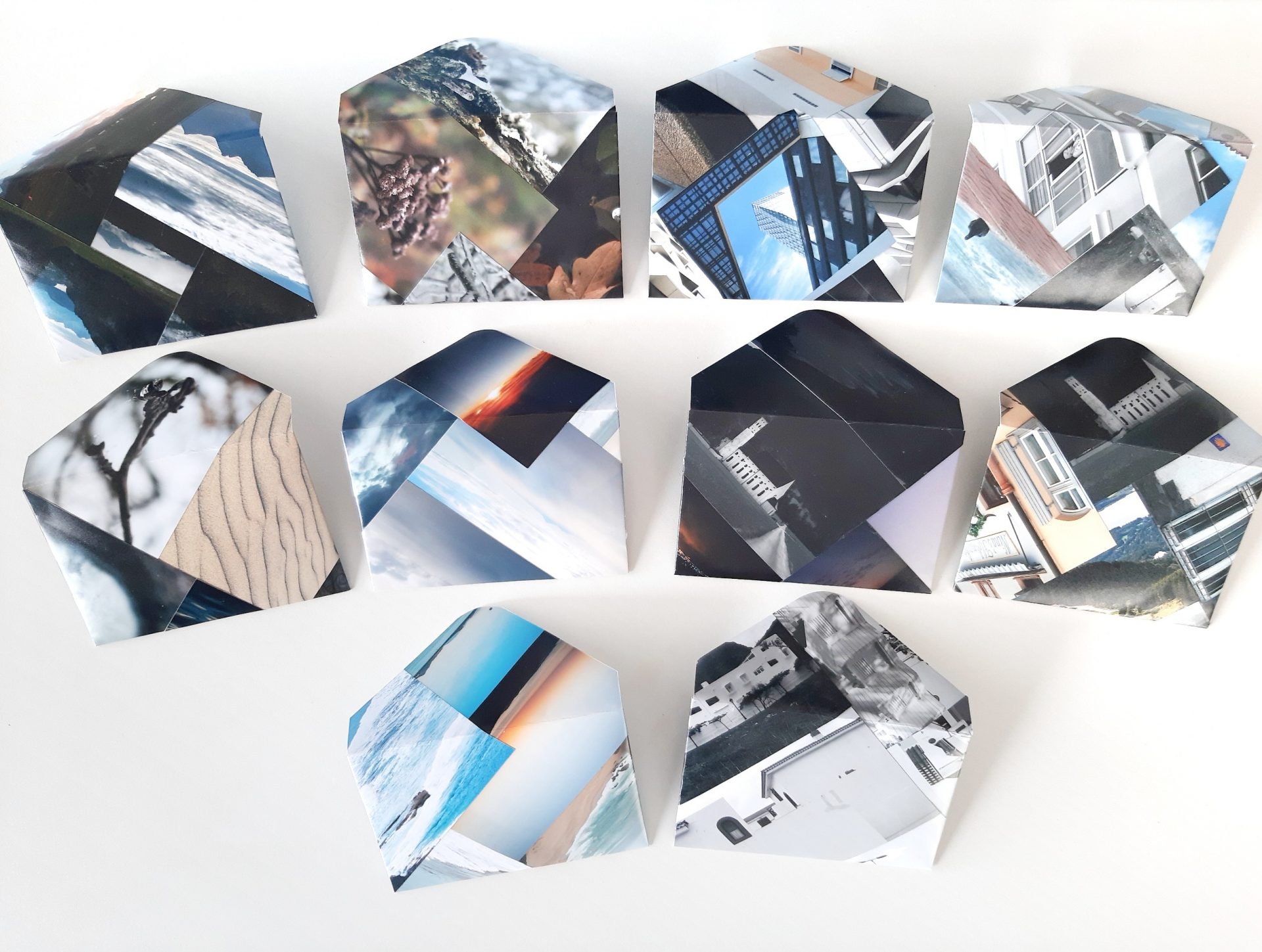 10 sobres hechos con fotos desechadas recicladas, vistas desde atrás