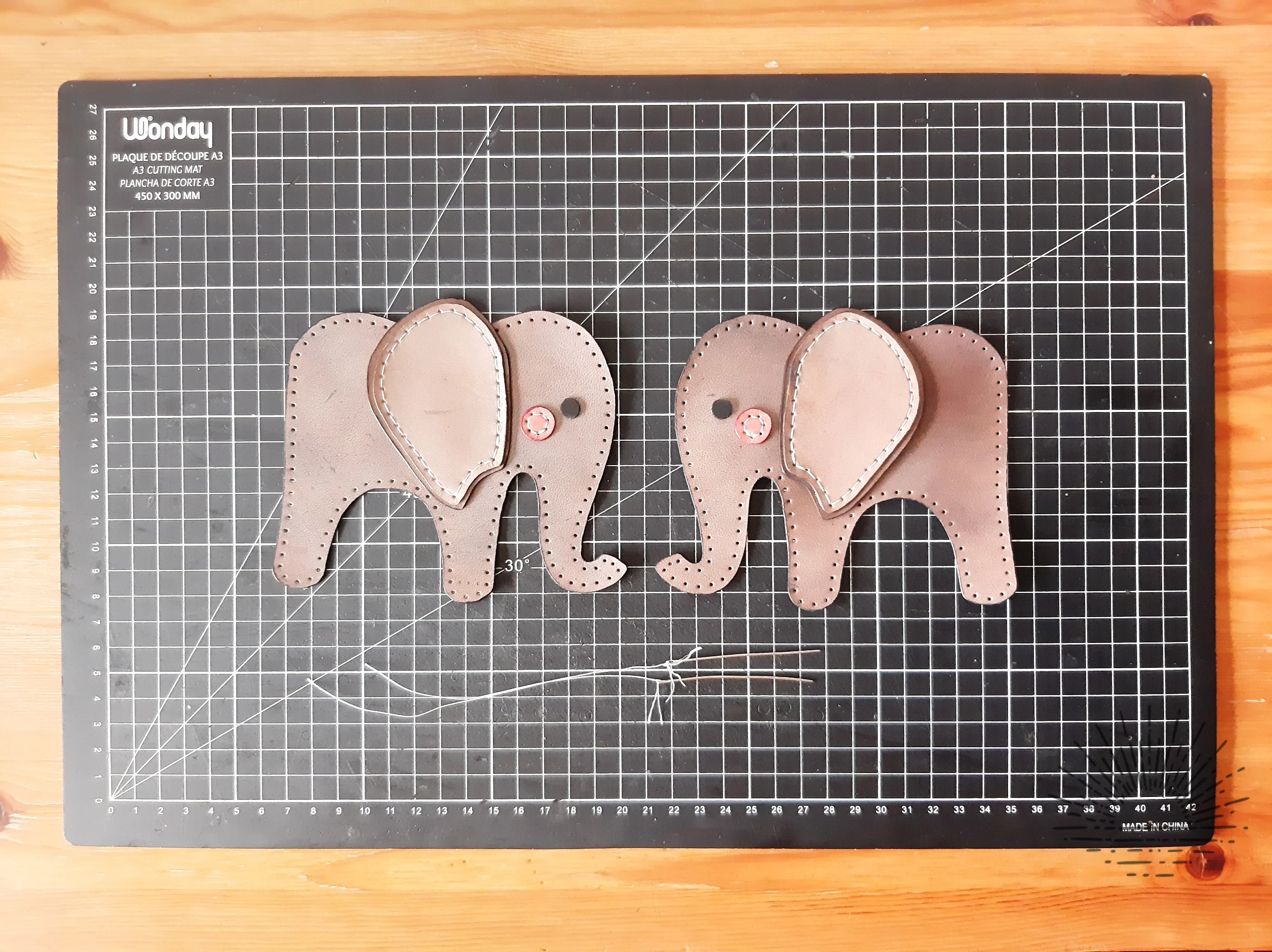 革で作った象のぬいぐるみ | NomadeCrafts - チュートリアル