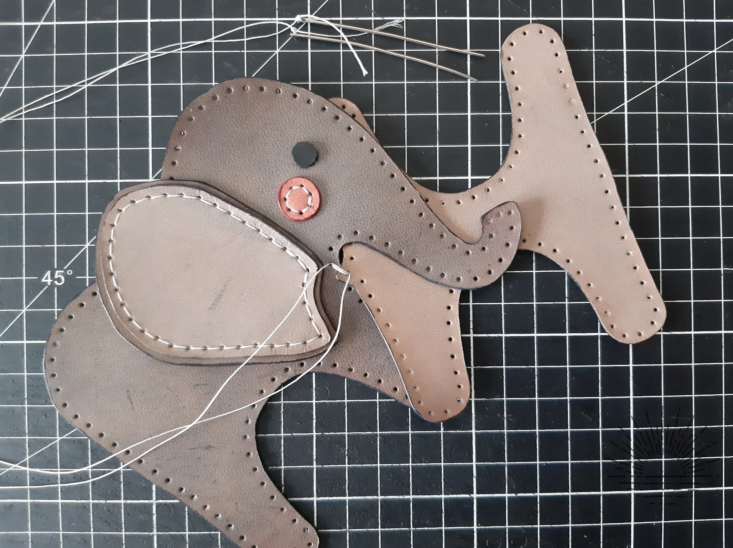 革で作った象のぬいぐるみ | NomadeCrafts - チュートリアル