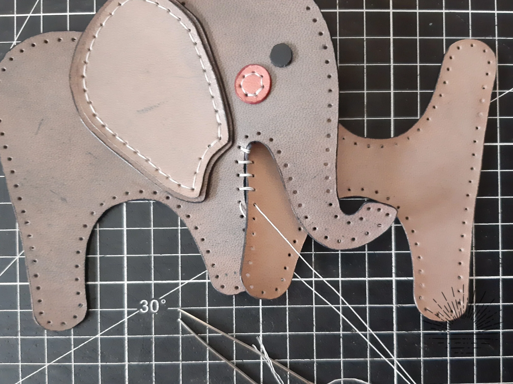 Stuffed elephant made with leather | NomadeCrafts - Tutorial