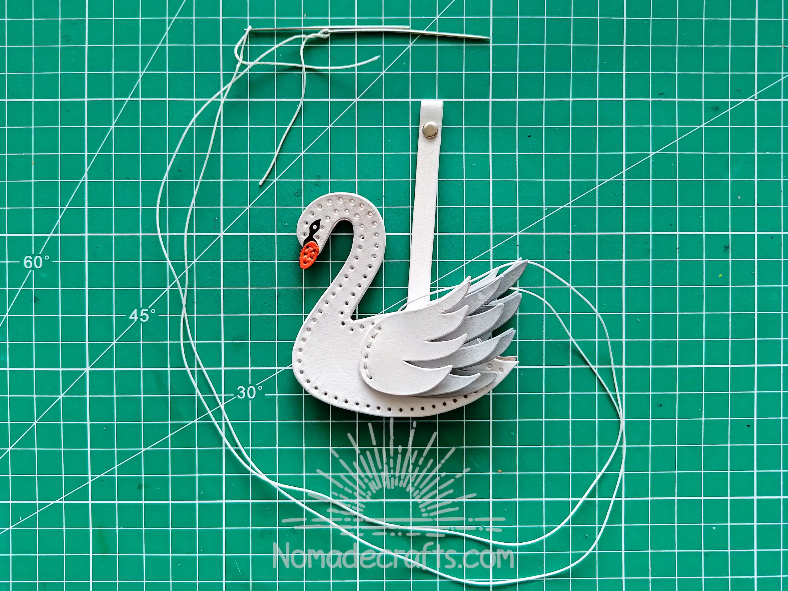 白鳥のバッグチャーム | NomadeCrafts - チュートリアル