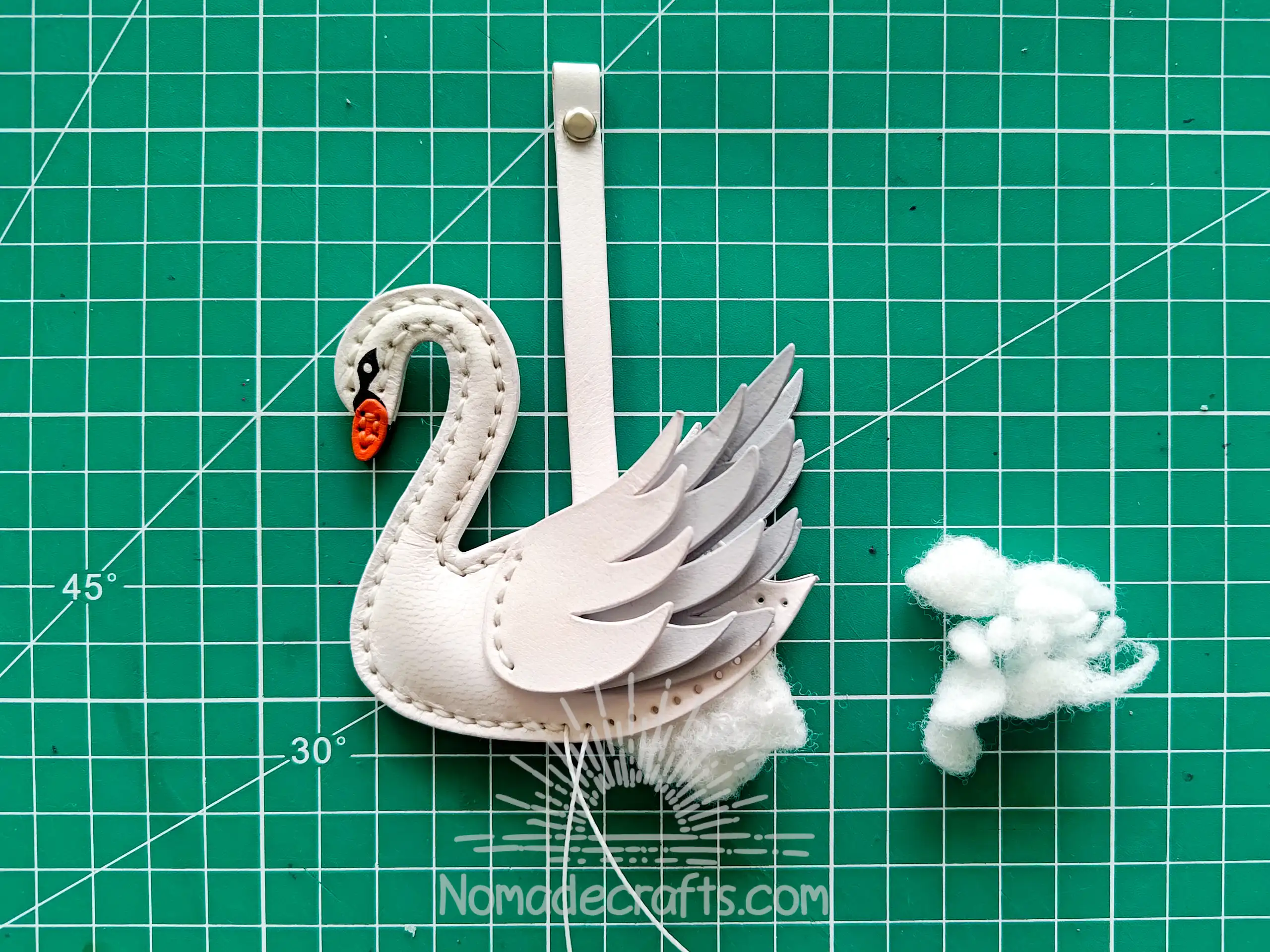 白鳥のバッグチャーム | NomadeCrafts - チュートリアル