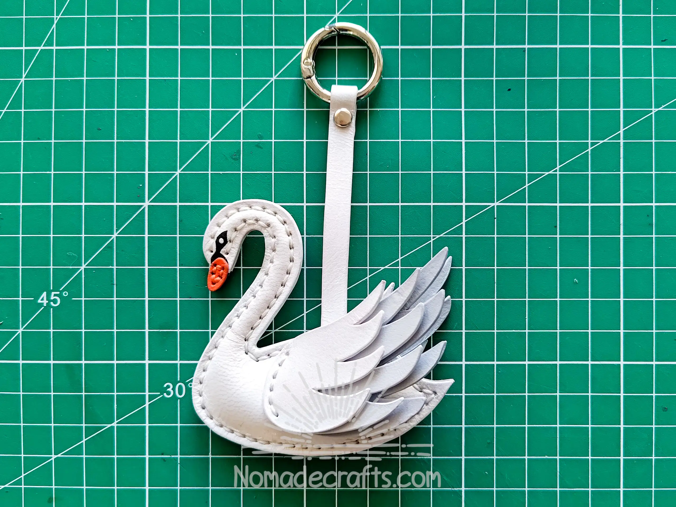 白鳥のバックチャーム スワン 名前入れ可能 白鳥のバッグチャーム | NomadeCrafts - チュートリアル